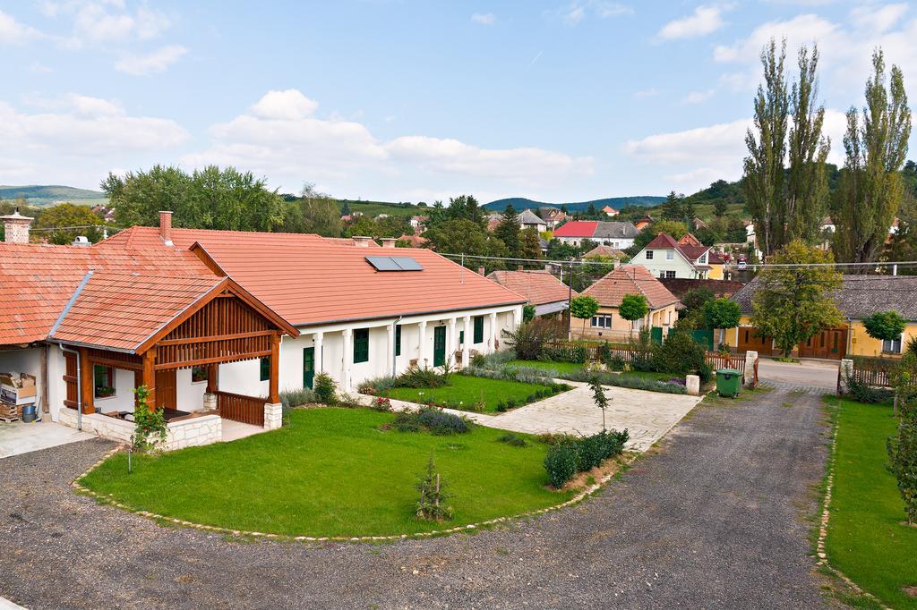 Barta Pince Vendeghaz Mad Hotel Exterior foto